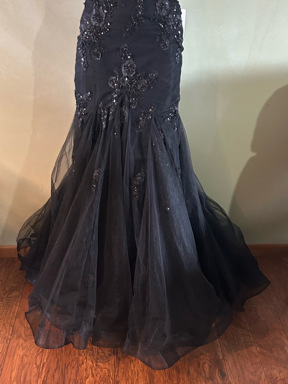 GB Mermaid Beaded Applique Lace Back Gown
$379.00 NWT size 3 - Picture 15 of 15